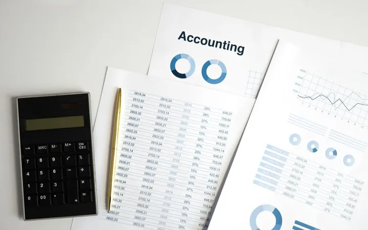 Notebook s finančními výkazy a reportem